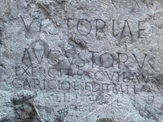 Rímsky nápis na trenčianskej hradnej skale 1
