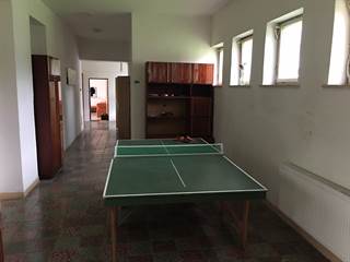 chodba so stolom pre stolný tenis