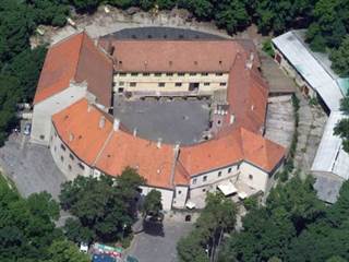 Pezinský zámok 2 Civertan